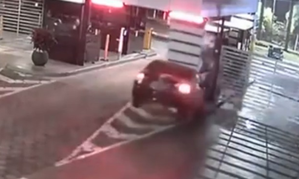 Motorista morre após bater carro contra portaria em Alphaville, na Grande SP