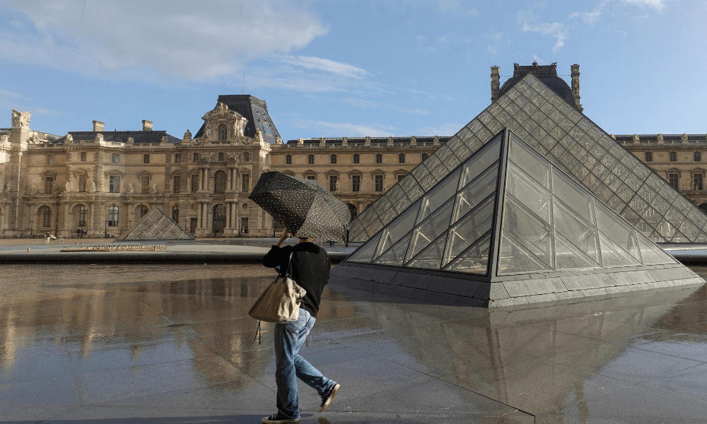 Museu do Louvre está ‘no limite’ e exige reformas bilionárias, diz novo presidente