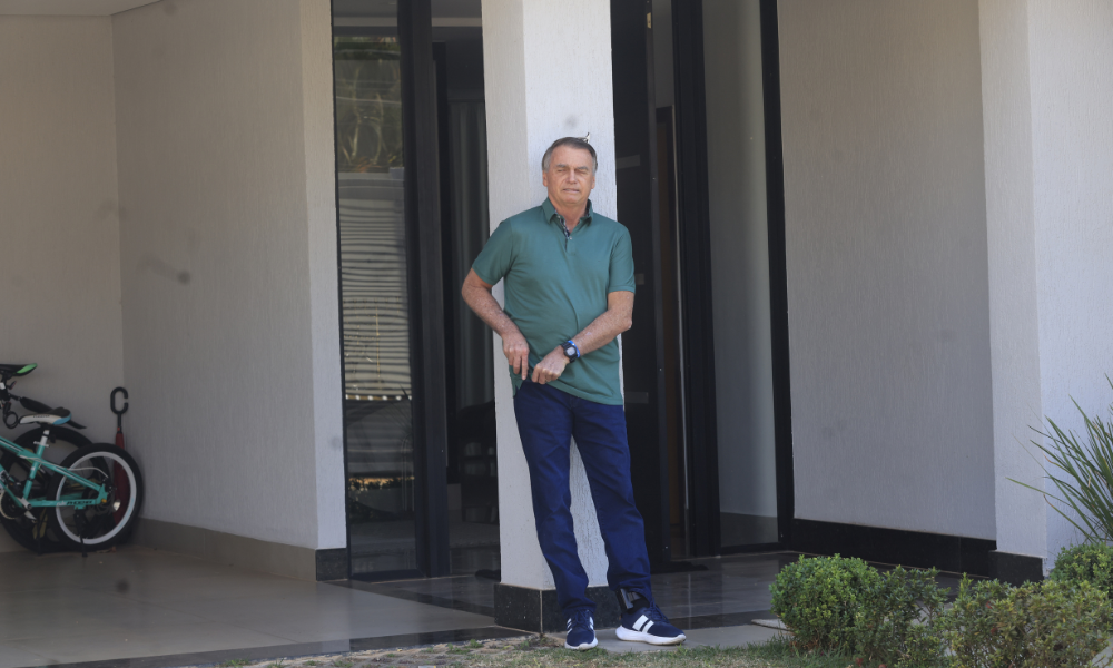 Ex-presidente Jair Bolsonaro no quintal da casa onde ele cumpre prisão domiciliar, em setembro do ano passado