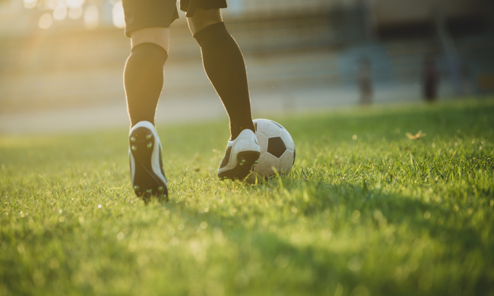 Qual a origem da palavra soccer na Inglaterra e por que os americanos não chamam o esporte de futebol