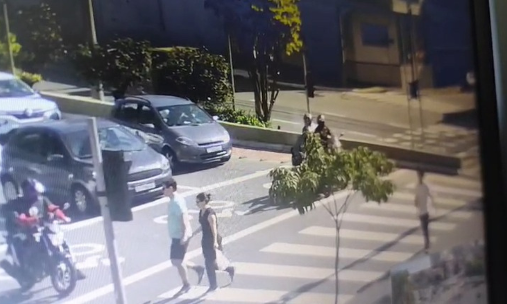 Veja o momento em que tenente da Rota, irmão de Eloá Pimentel, é baleado em SP
