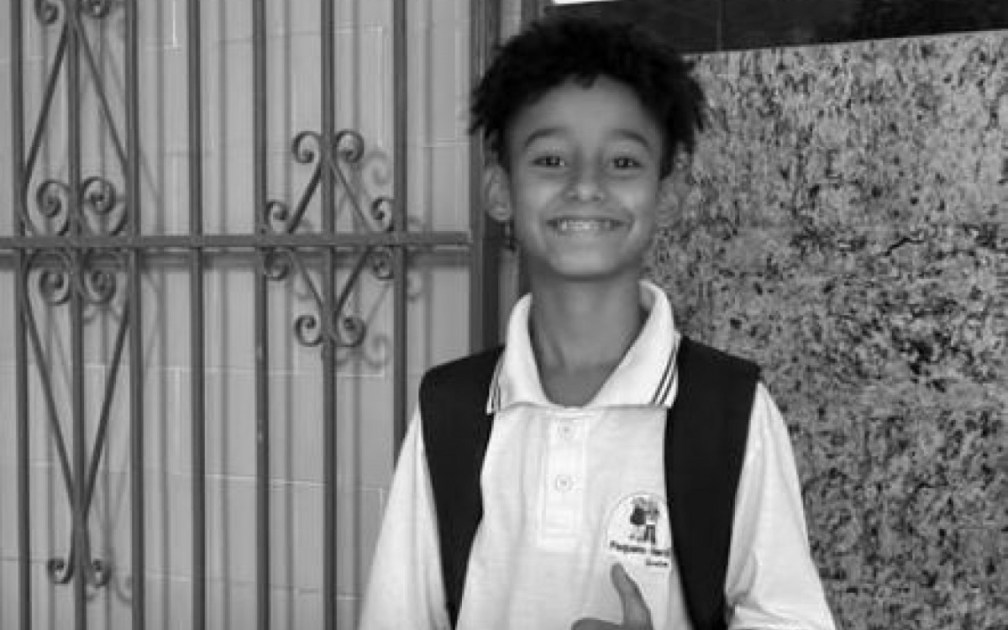 Theo Fernandes, de 9 anos, morreu na tarde após ser atingido por um ônibus ao desembarcar de uma bicicleta elétrica na Estrada do Itararé, no Complexo do Alemão