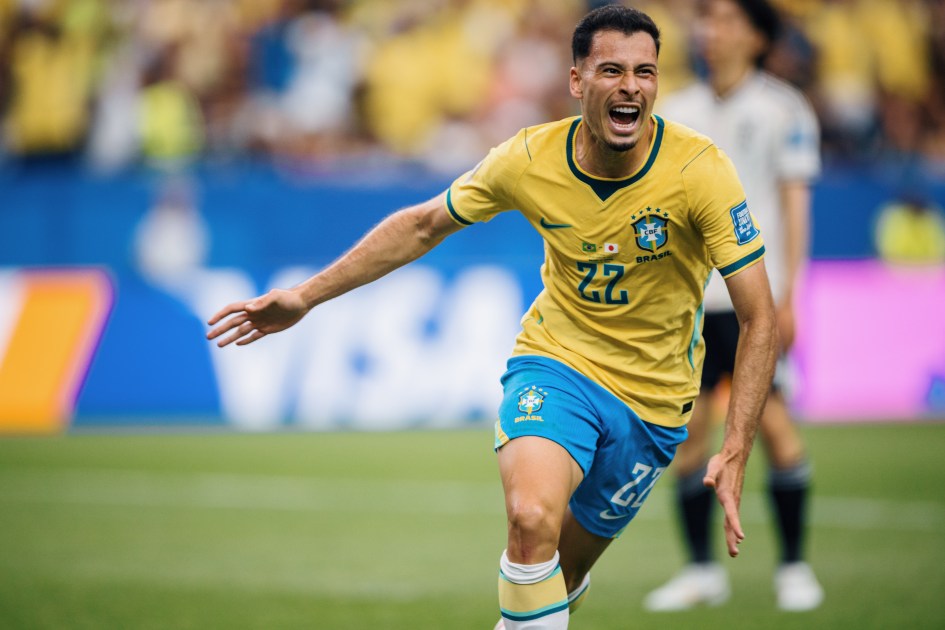 Gabriel Martinelli comemora gol da virada contra o Japão