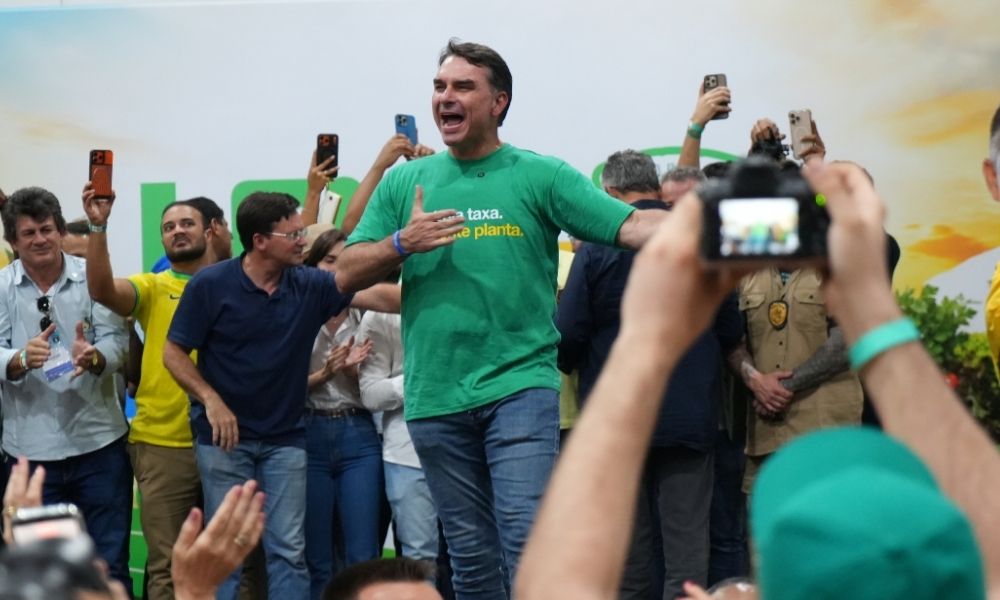 Flávio Bolsonaro promete castração química para estupradores, se for eleito