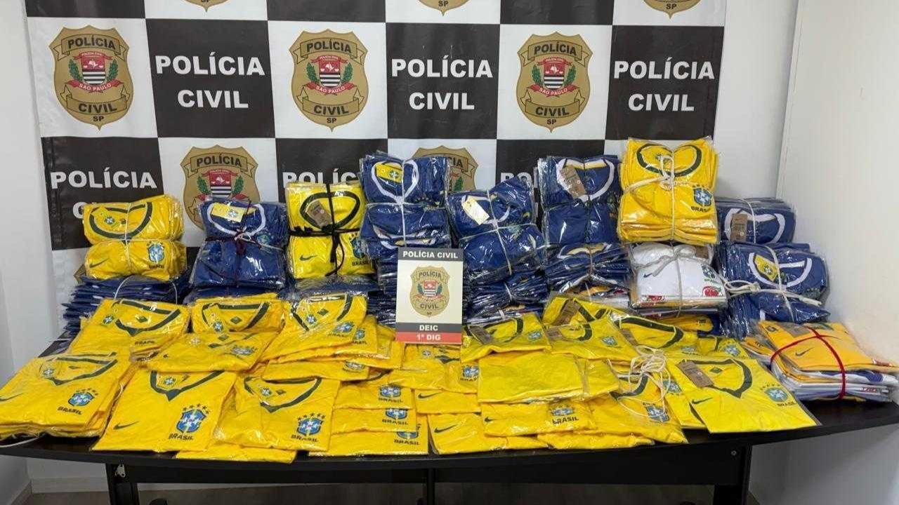Polícia apreende 50 mil figurinhas falsificadas da Copa
