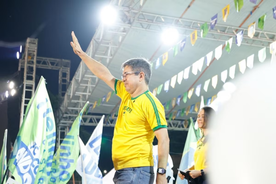 Randolfe Rodrigues durante evento barrado pela Justiça