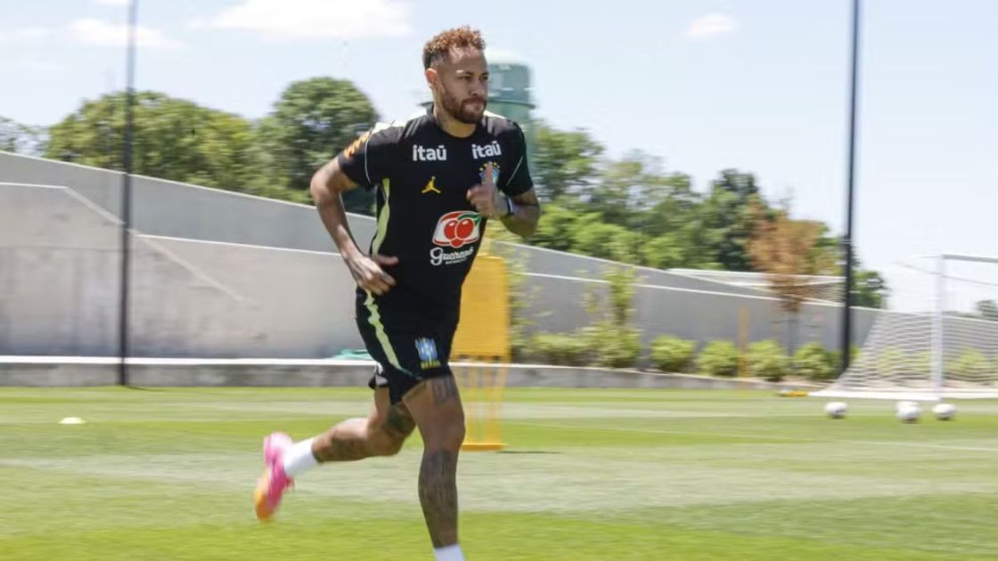 Neymar treina em campo no dia 16 de junho