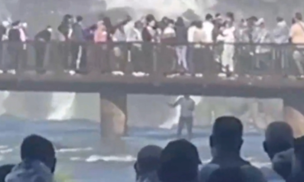 Turista pula na água das Cataratas do Iguaçu para recuperar celular