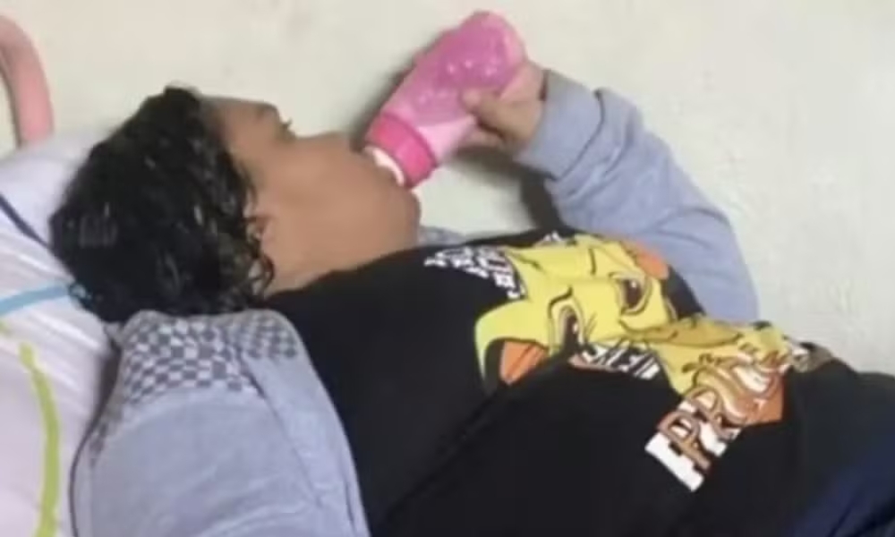 Mulher que se passou por criança é indiciada por mentir para receber doações