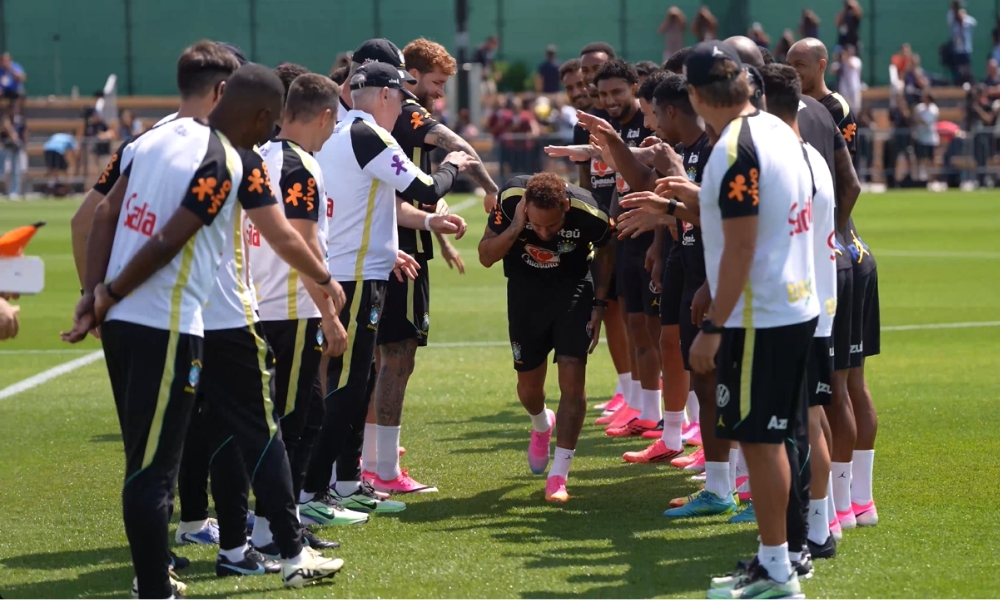 Neymar passando por "corredor polonês" em primeiro treino junto aos companheiros de equipe na Copa do Mundo .