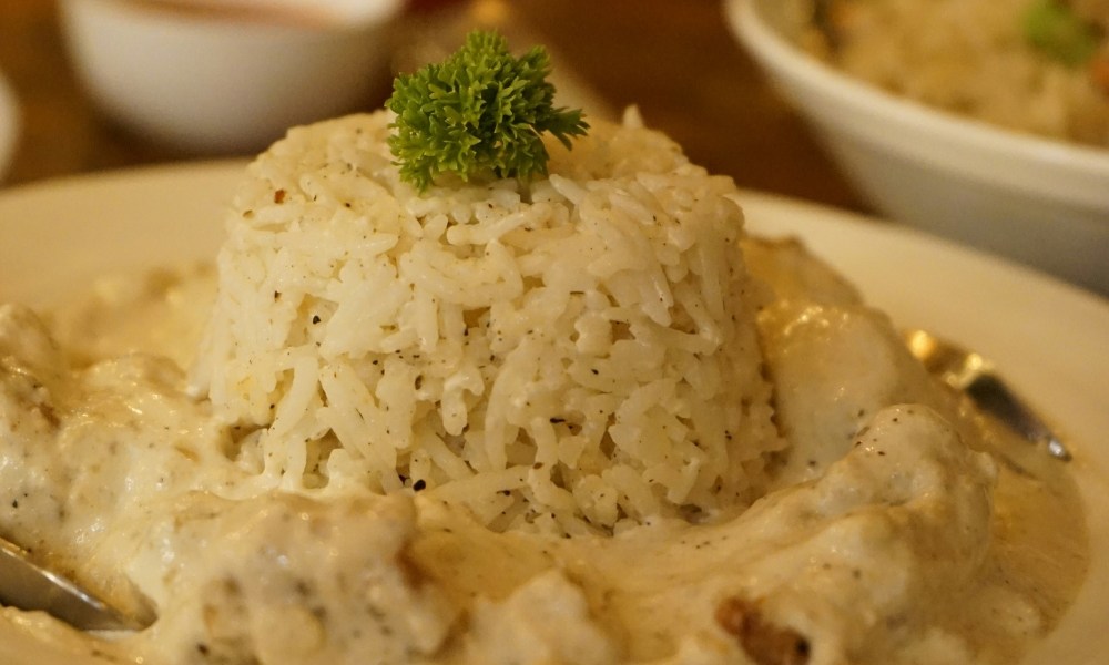Arroz de bacalhau cremoso para um domingo especial longe da pia