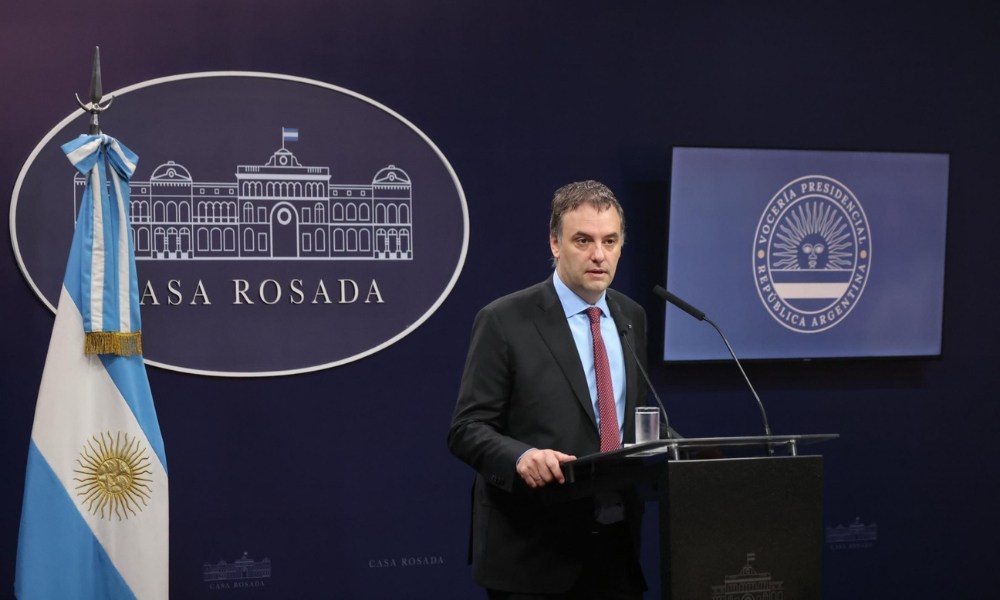 Chefe de gabinete de Milei deixa cargo em meio a escândalo de enriquecimento ilícito