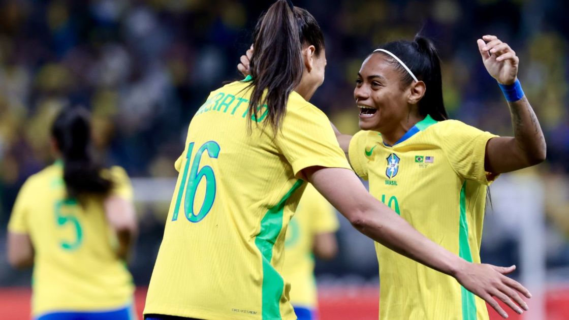 Tainá Maranhão jogadora do Brasil comemora seu gol com jogadores do seu time durante partida contra o Estados Unidos em amistoso