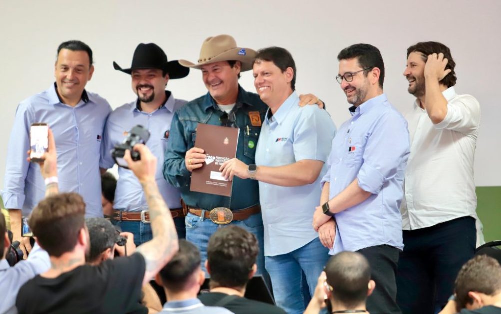 Tarcísio entrega títulos rurais durante a Agrishow