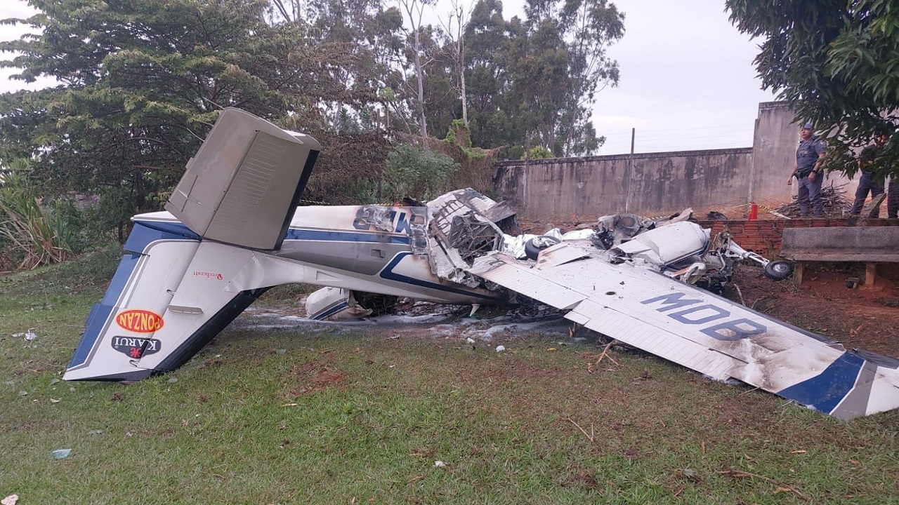 Avião de pequeno porte cai em Marília (SP) e deixa pelo menos dois mortos