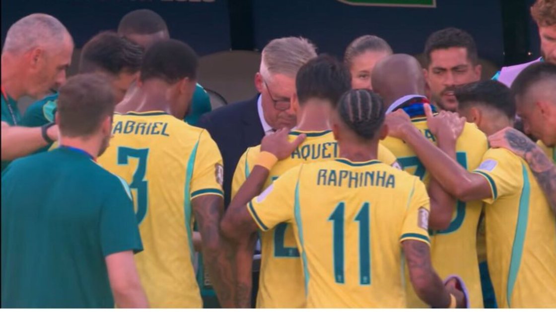 Seleção Brasileira durante pausa para hidratação
