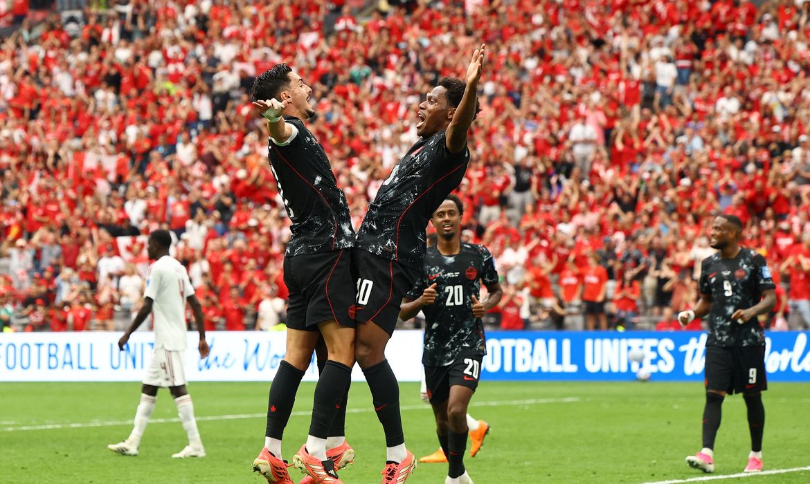 Canadá marca nos acréscimos e elimina a África do Sul na Copa do Mundo