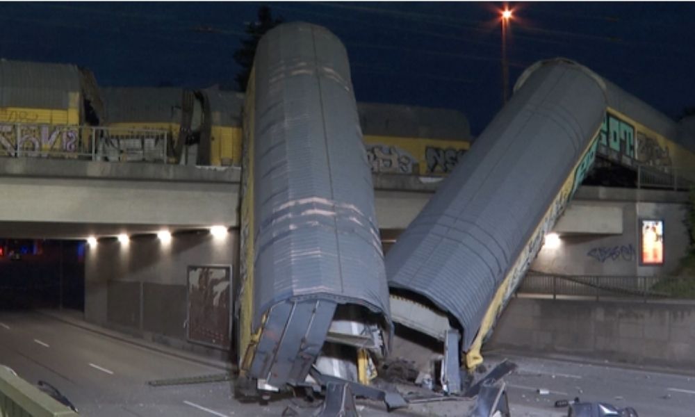 Trens colidem na Alemanha, vagões despencam de ponte e uma pessoa morre
