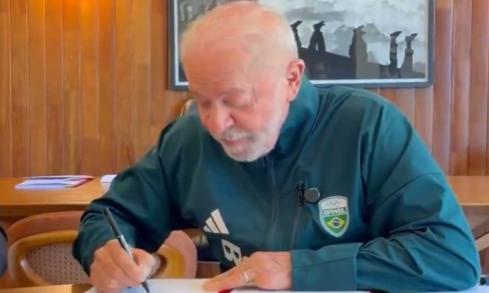 Lula assinando lei que permite renovação automática da Carteira Nacional de Habilitação (CNH)