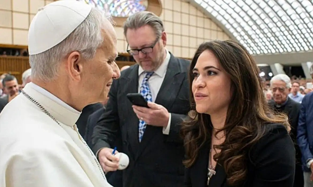 Papa nomeia 1ª mulher não religiosa para chefiar a comunicação do Vaticano