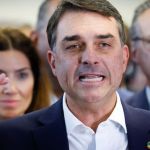 Lula lambe as botas da China e taca pedra nos EUA, diz Flávio Bolsonaro