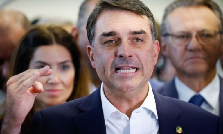 Lula lambe as botas da China e taca pedra nos EUA, diz Flávio Bolsonaro