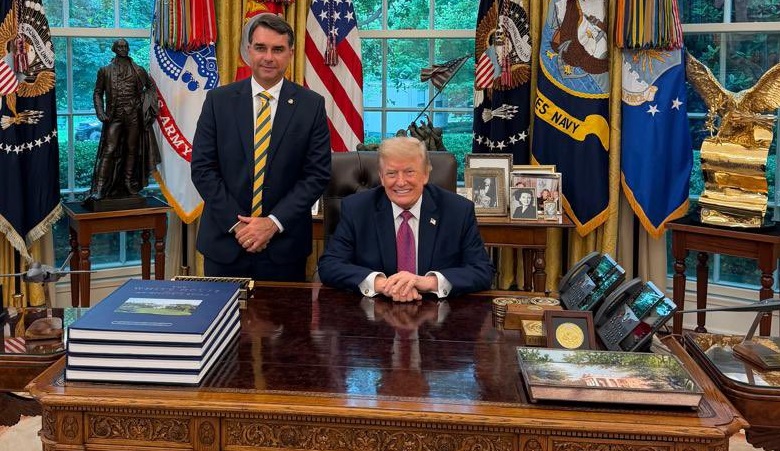 Flávio usa foto com Trump para mandar recado eleitoral: 'Agora é só escolher'