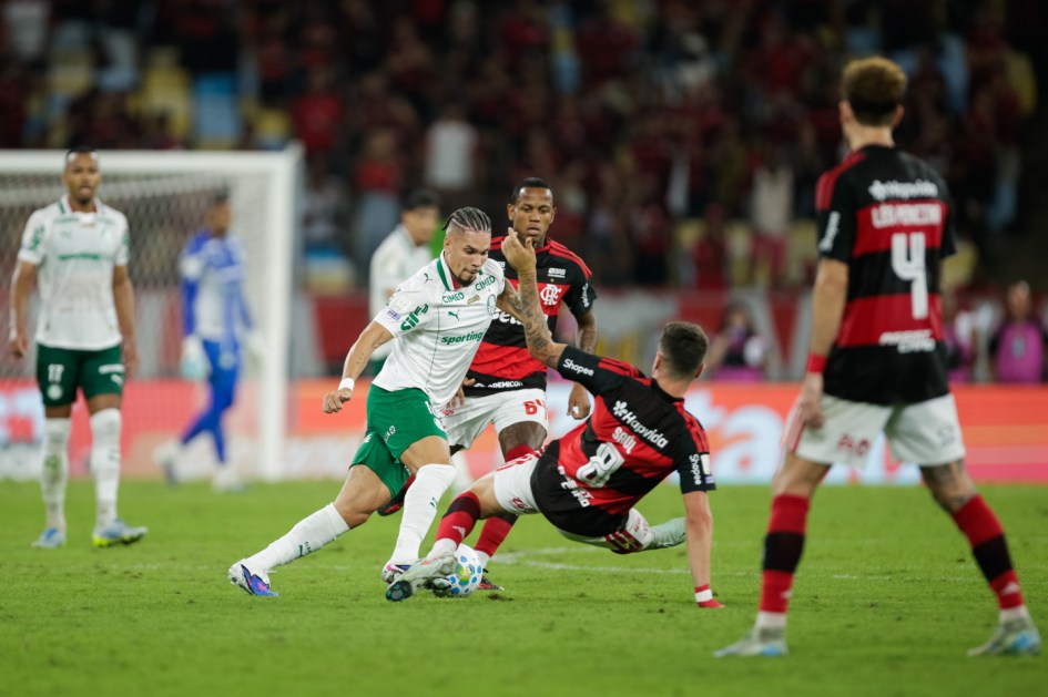 Paulinho em jogo do Palmeiras