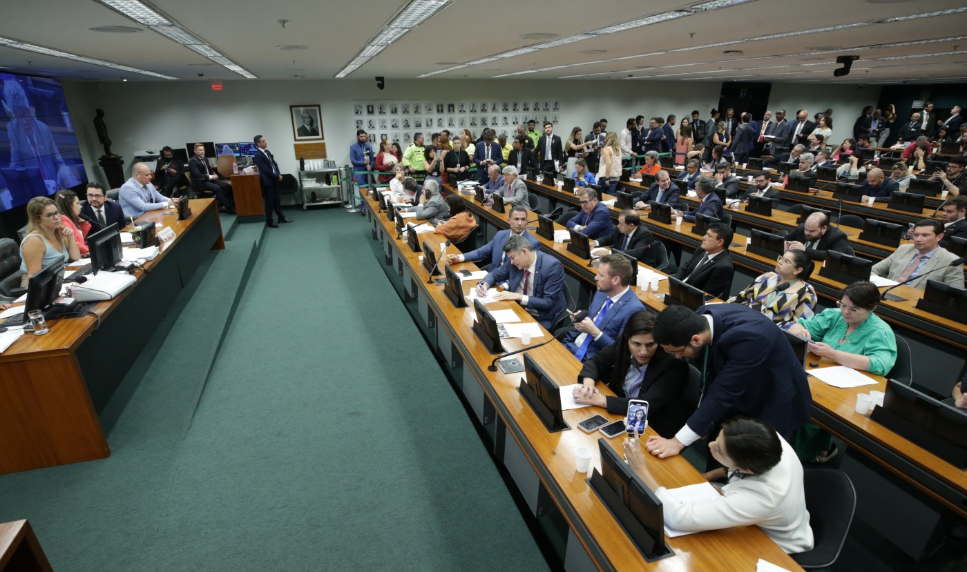 CCJ aprova PEC que reduz maioridade penal de 18 para 16 anos