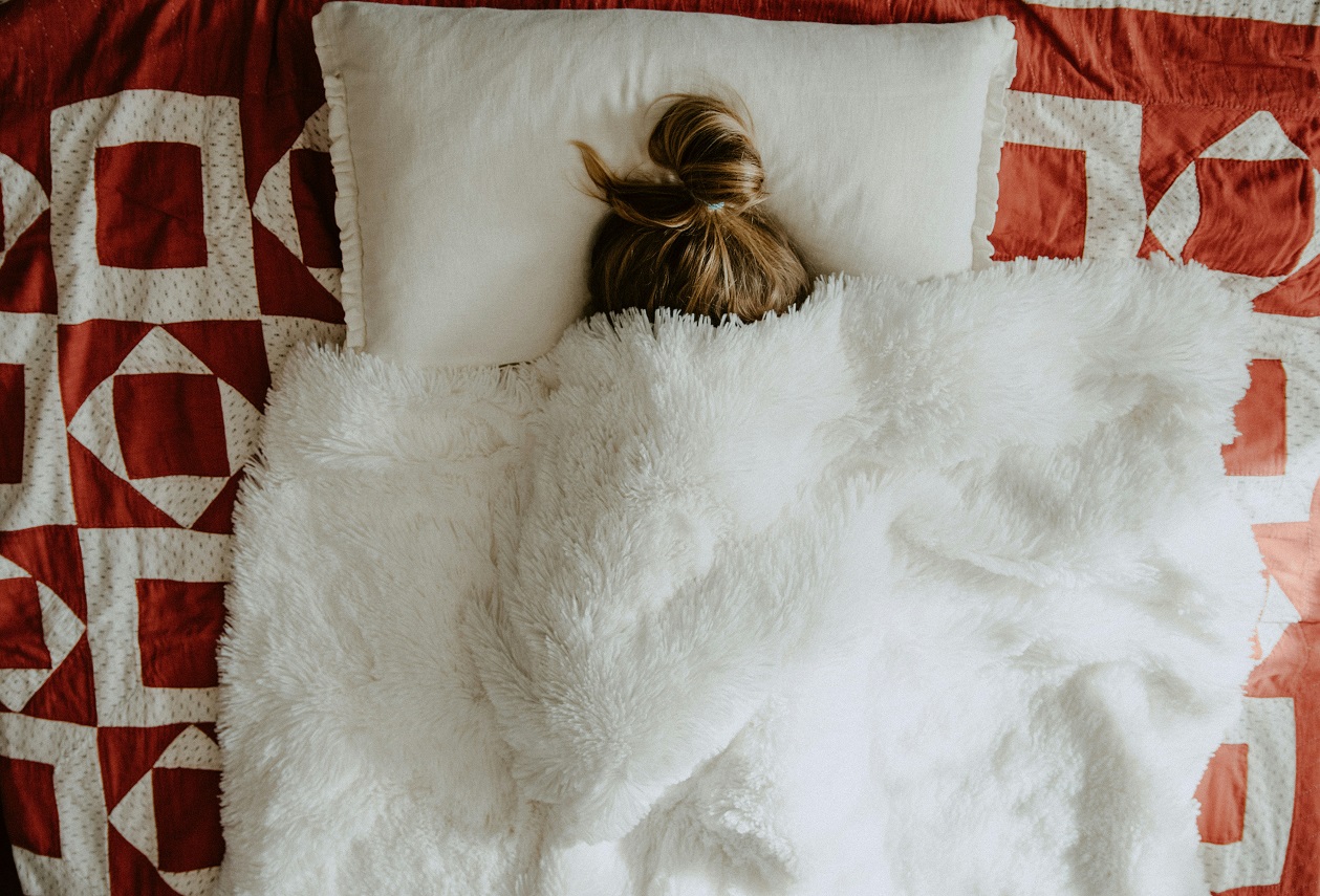 O que fazer quando a cama gelada provoca insônia no inverno