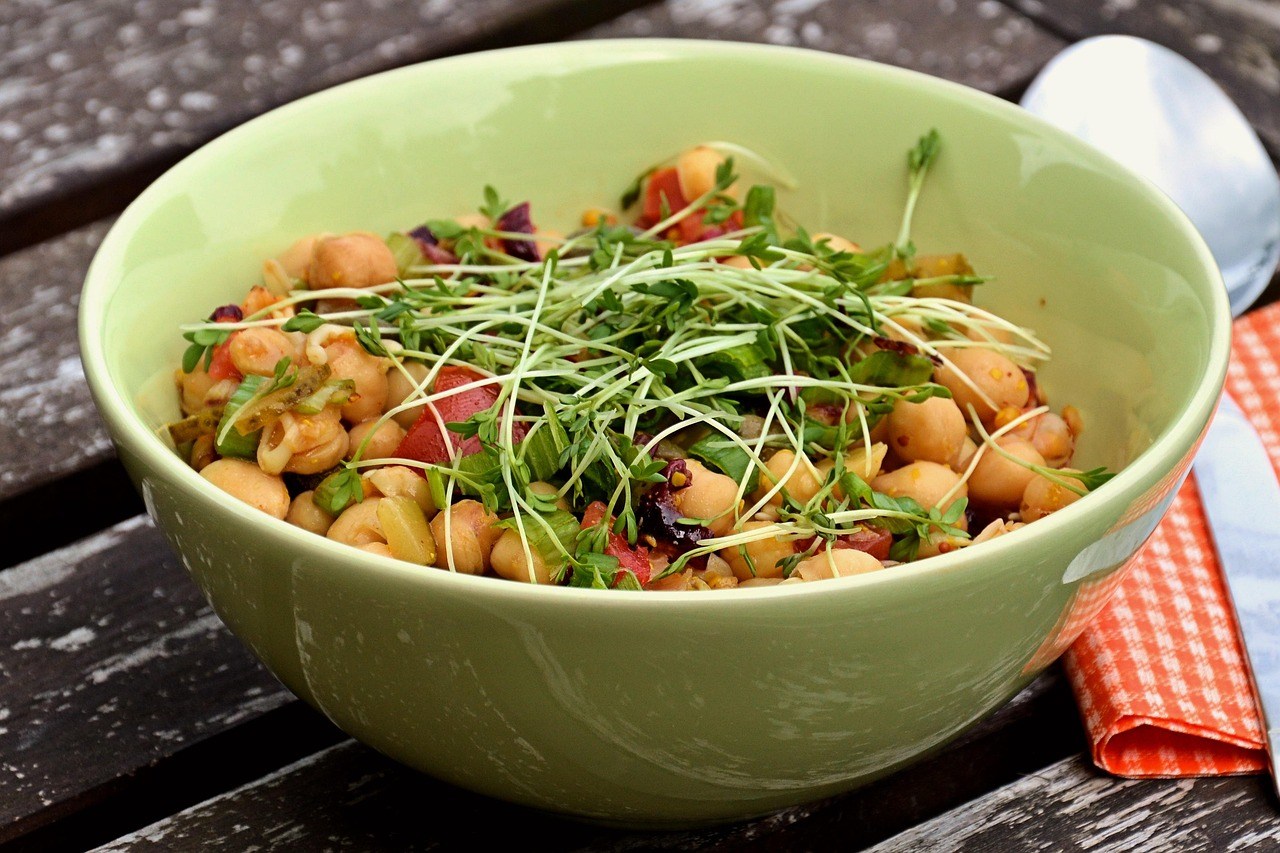 Como montar saladas completas com grão-de-bico e lentilha para substituir o almoço no verão