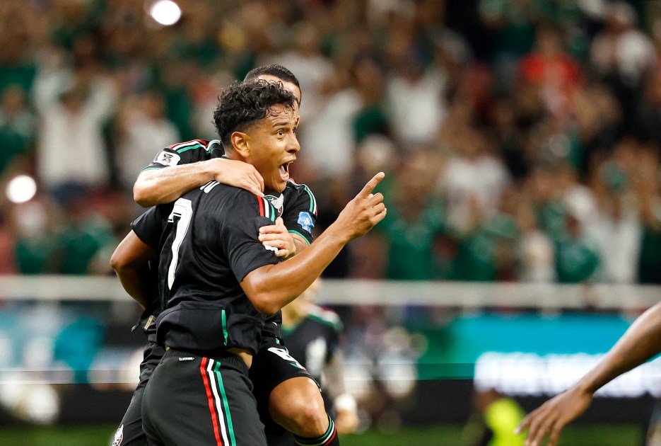 O meio-campista mexicano número 7, Luis Romo, comemora com seu companheiro de equipe, o meio-campista número 6, Erik Lira, o primeiro gol de sua equipe durante a partida do Grupo A da Copa do Mundo de 2026 entre México e Coreia do Sul, no Estádio Guadalajara, em Zapopan, em 18 de junho de 2026.