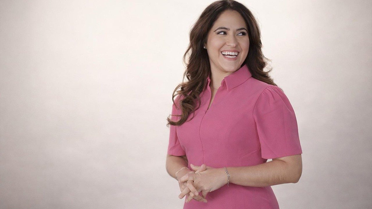 Quem é a 1ª mulher não religiosa que chefiará a comunicação do Vaticano