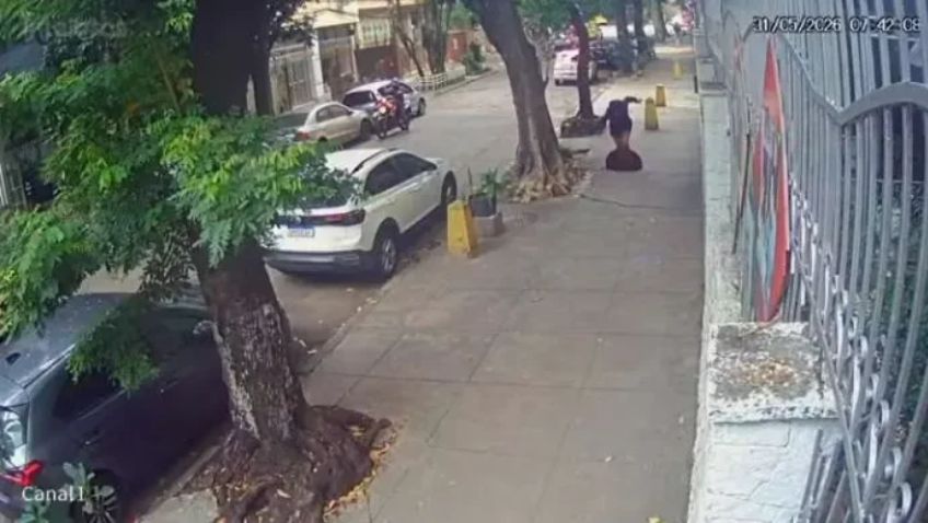 Mulher cai em bueiro no Rio após tampa ceder; veja vídeo