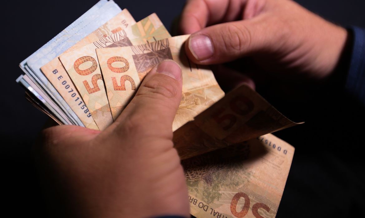 Datafolha: brasileiros preferem pagar menos impostos do que ter serviço público gratuito