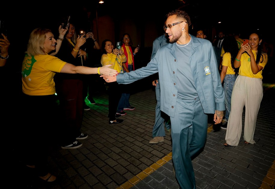 Neymar cumprimenta funcionários da CBF antes de embarcar aos Estados Unidos para disputar Copa do Mundo 2026