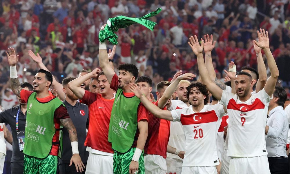 Mesmo eliminada, Turquia vence a primeira na Copa contra os EUA com gol no último minuto