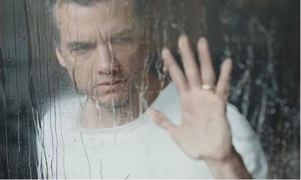 Wagner Moura e Greta Lee enfrentam pesadelo sem saída em novo suspense da Netflix