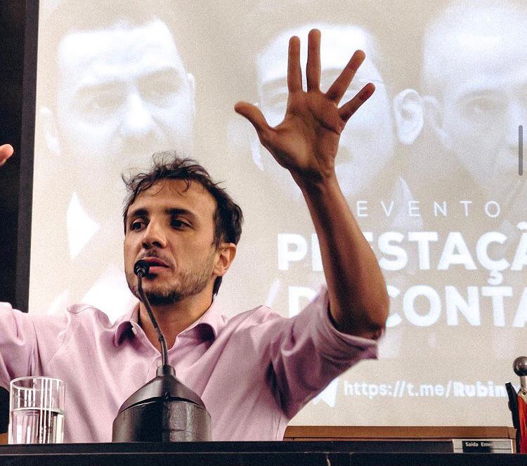 Renan Santos chama Bolsonaro de ‘completo idiota’ e diz que direita foi ‘leniente e condescendente’