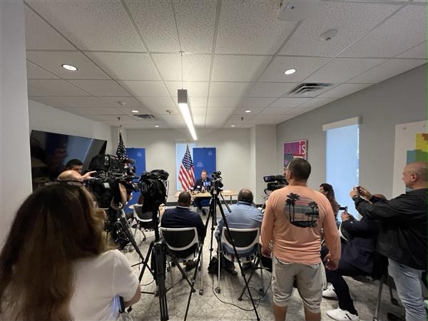 Durante coletiva de imprensa, Giuliani destacou os esforços do governo norte-americano para reduzir significativamente os tempos de espera para emissão de vistos de turismo
