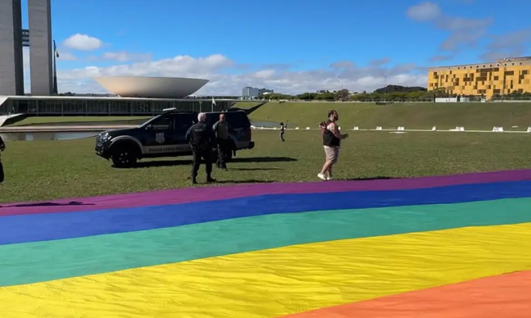 Polícia legislativa proíbe bandeira LGBTQIA+ em gramado do Congresso