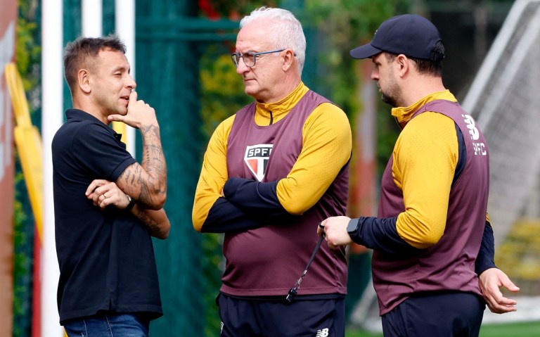 Rafinha e Dorival Júnior conversam em treino do São Paulo