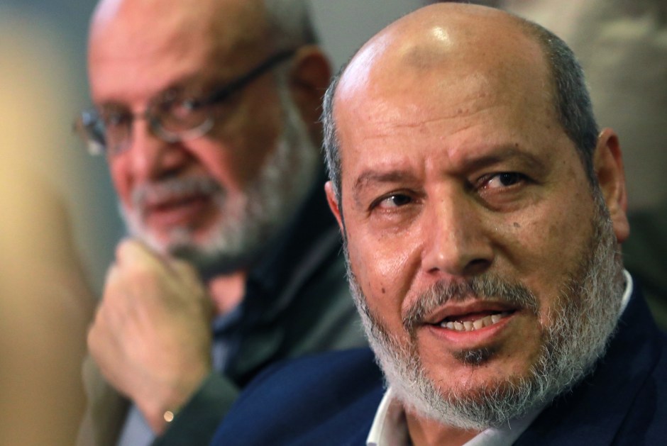 O alto funcionário do movimento Jihad Islâmica Palestina, Abdulaziz al-Minawi, e o chefe de relações árabes do Hamas, Khalil al-Hayya (à direita), concedem uma entrevista coletiva durante uma visita à capital síria, Damasco, em 19 de outubro de 2022, a primeira desde que o grupo islâmico palestino rompeu relações com a Síria há uma década. O Hamas, que controla a Faixa de Gaza, era um dos aliados mais próximos de Assad, mas deixou a Síria em 2012 após condenar a brutal repressão do governo aos protestos pacíficos em março de 2011, que desencadearam a guerra civil no país. (Foto de LOUAI BESHARA / AFP)