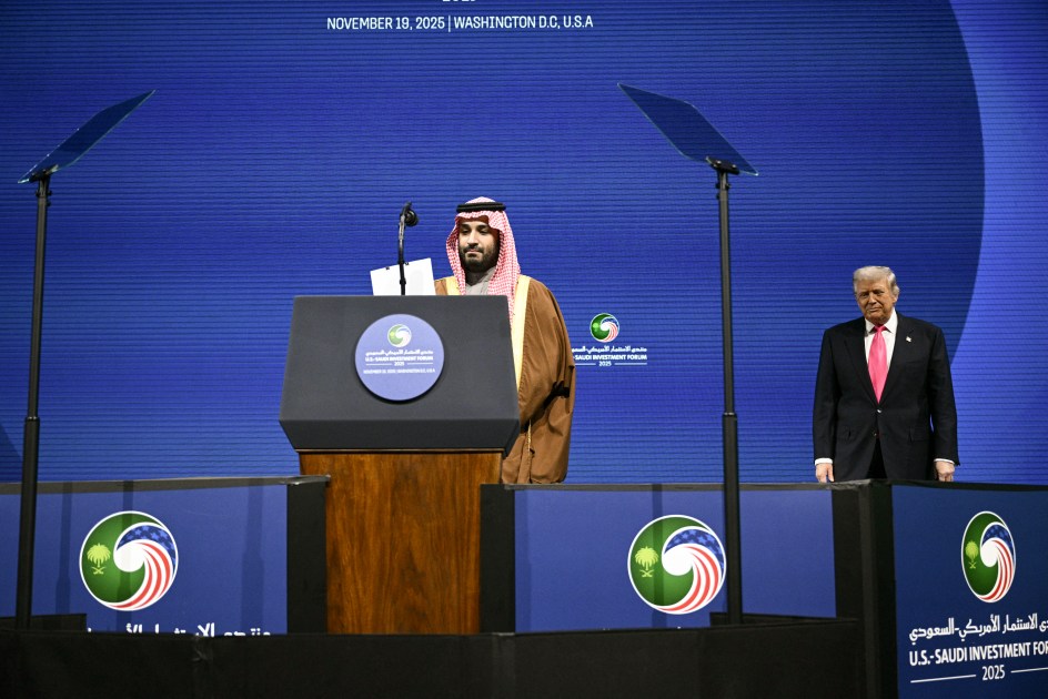 O príncipe herdeiro e primeiro-ministro do Reino da Arábia Saudita, Mohammed bin Salman, discursa enquanto o presidente dos EUA, Donald Trump, observa durante o Fórum de Investimento EUA-Arábia Saudita