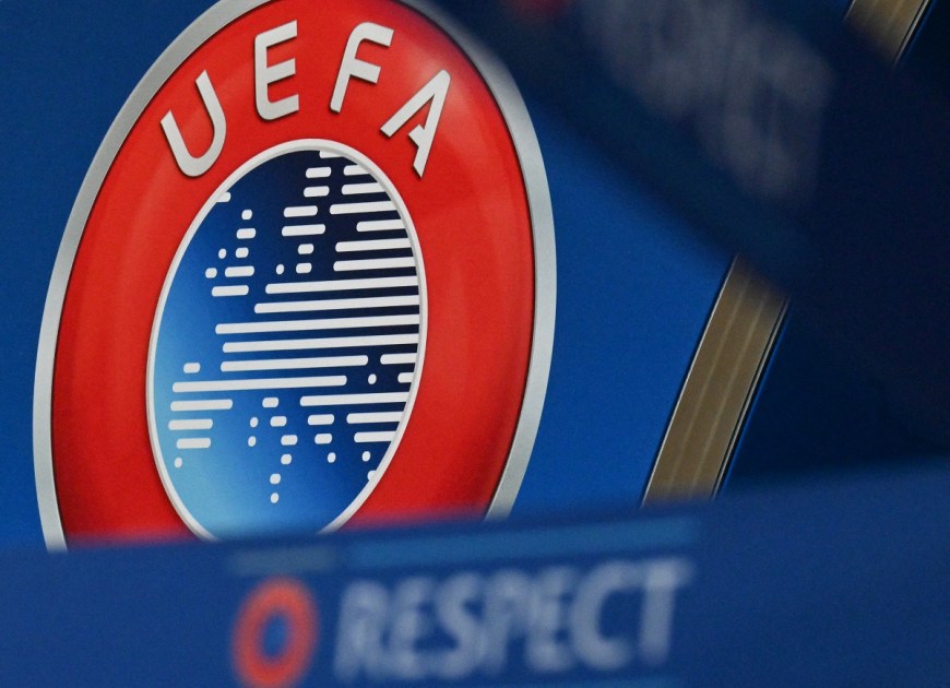 TOPSHOT – Esta fotografia mostra o logotipo da UEFA exibido ao final do sorteio das oitavas de final, quartas de final e semifinais da Liga Europa da UEFA 2025-2026, realizado na Casa do Futebol Europeu em Nyon, no oeste da Suíça, em 27 de fevereiro de 2026. (Foto de Harold CUNNINGHAM / AFP)