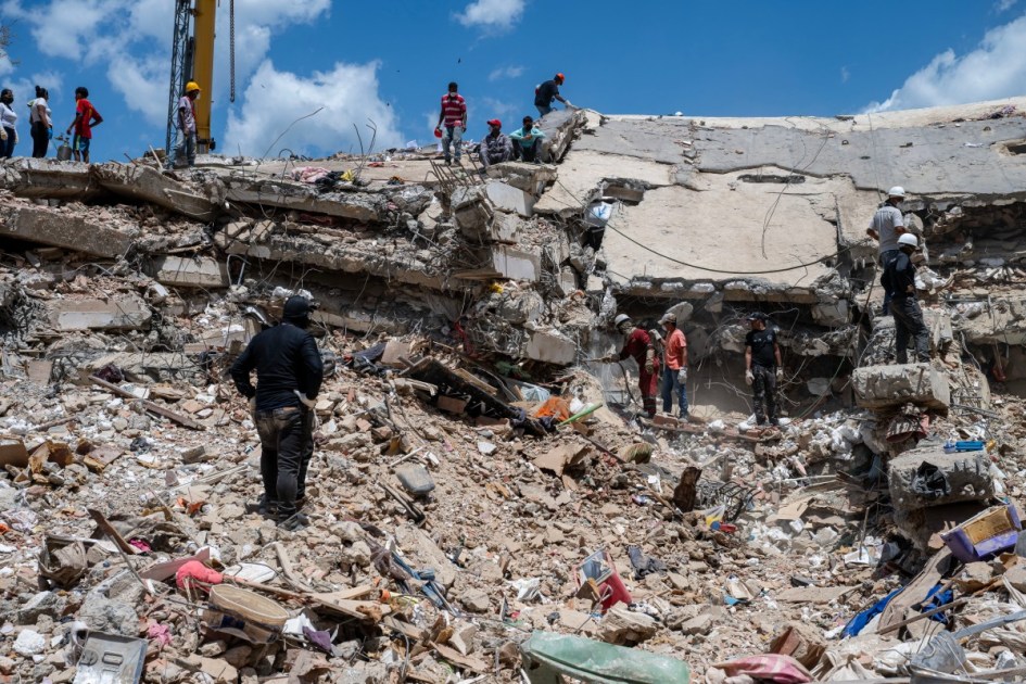 Equipes de resgate na Venezuela após terremotos no país