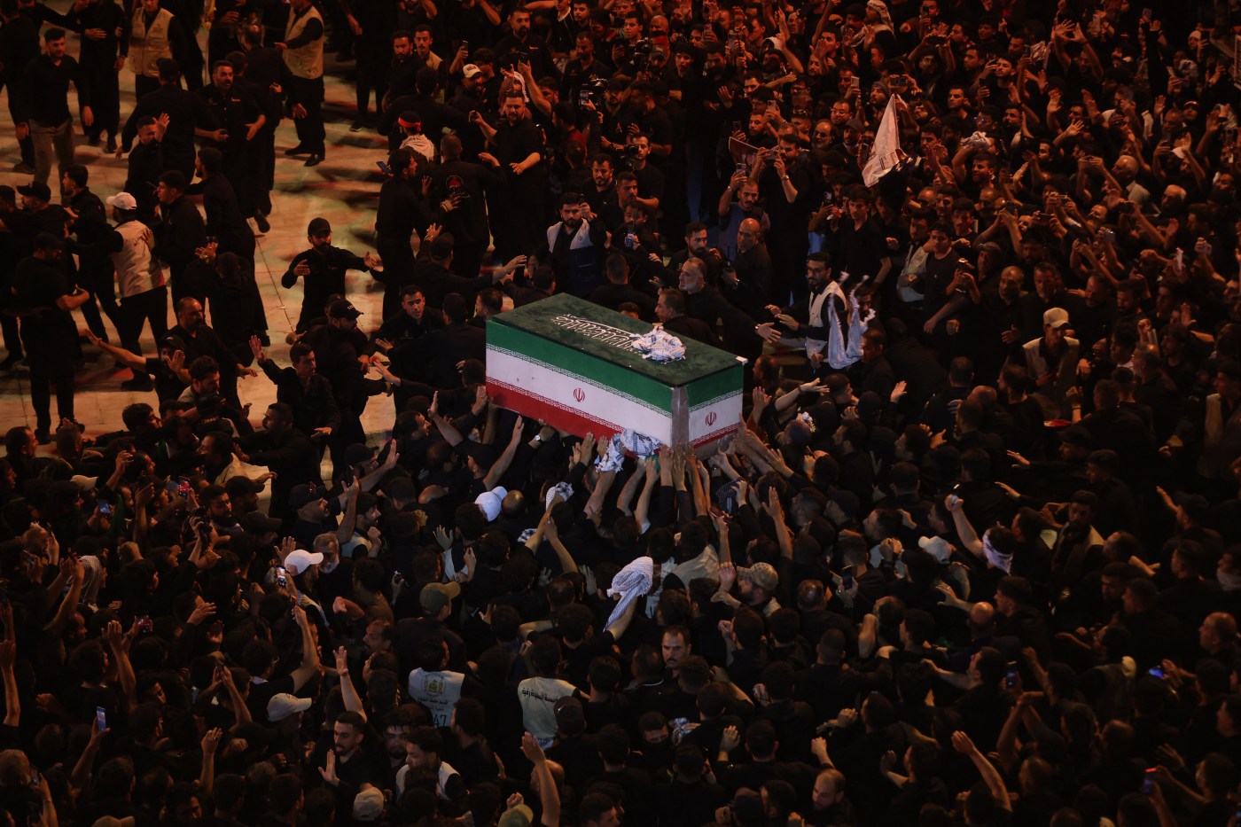 Irã realiza sepultamento de Ali Khamenei após homenagens públicas pelo país