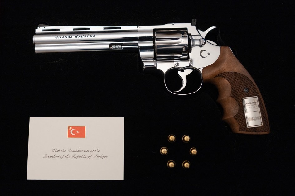 Foto de revólver dado pelo presidente da Turquia na cúpula da OTan
