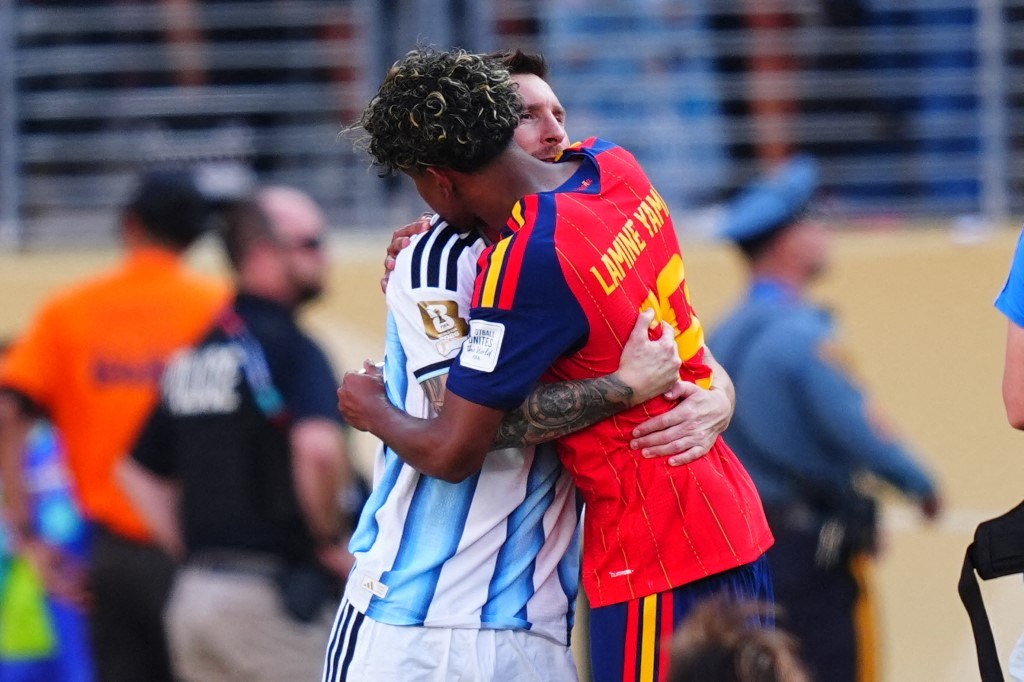 Yamal e Messi se abraçam após fim da Copa do Mundo; veja vídeo