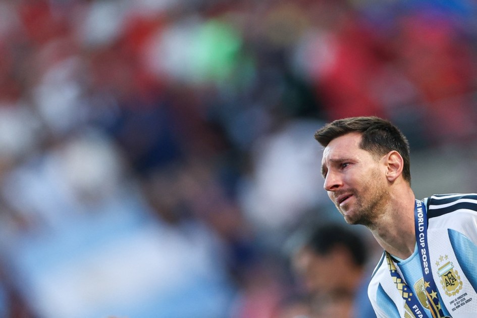 Messi chora em direção à torcida após derrota para Espanha na Copa